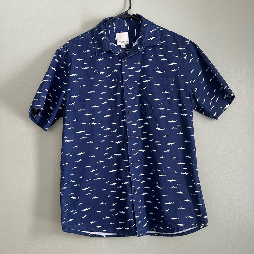 Visitor Premium Casual Navy Cotton Short Sleeve Button Up with Shark Print - Med
